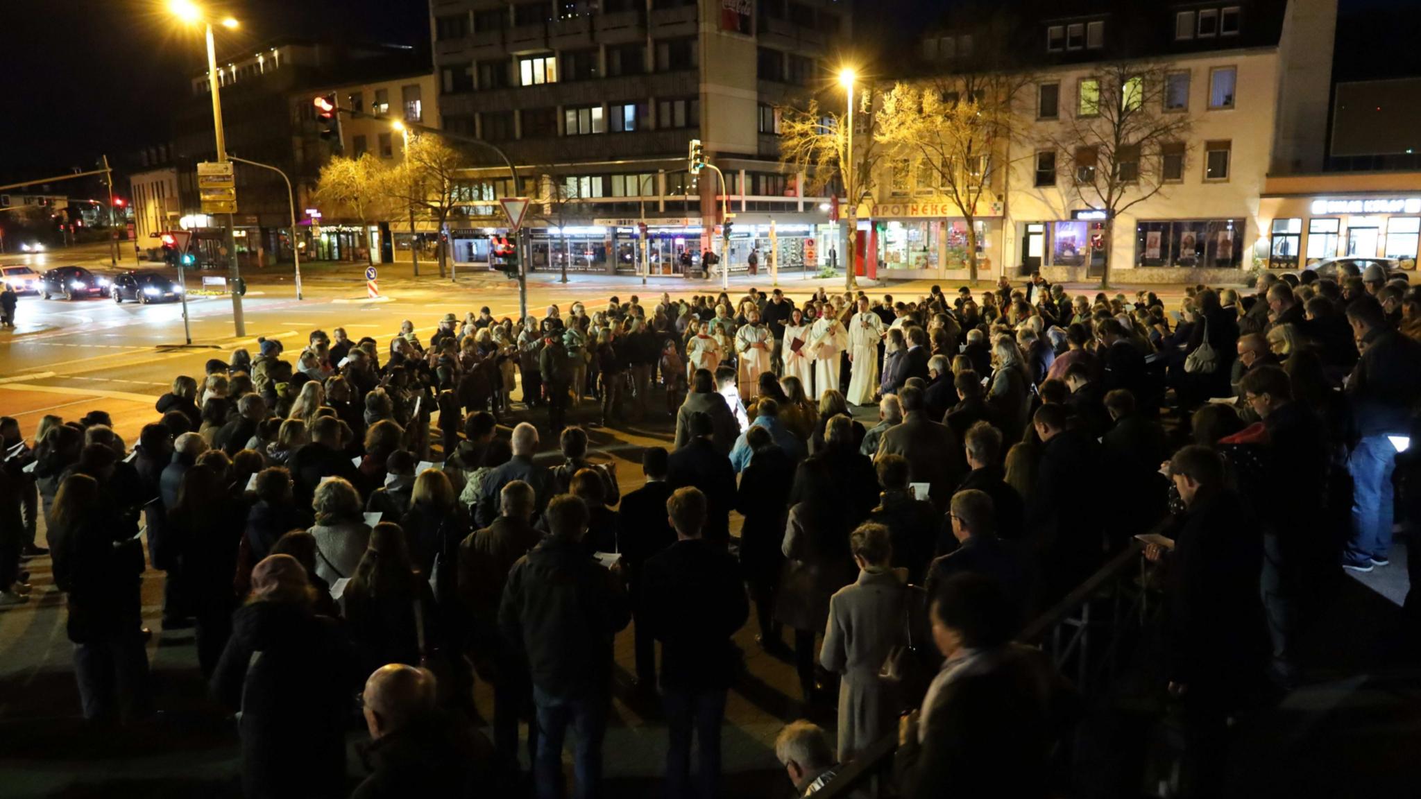 26OsternJukiOsterfeuer Kirchenvorplatz