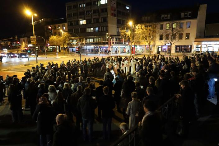 26OsternJukiOsterfeuer Kirchenvorplatz