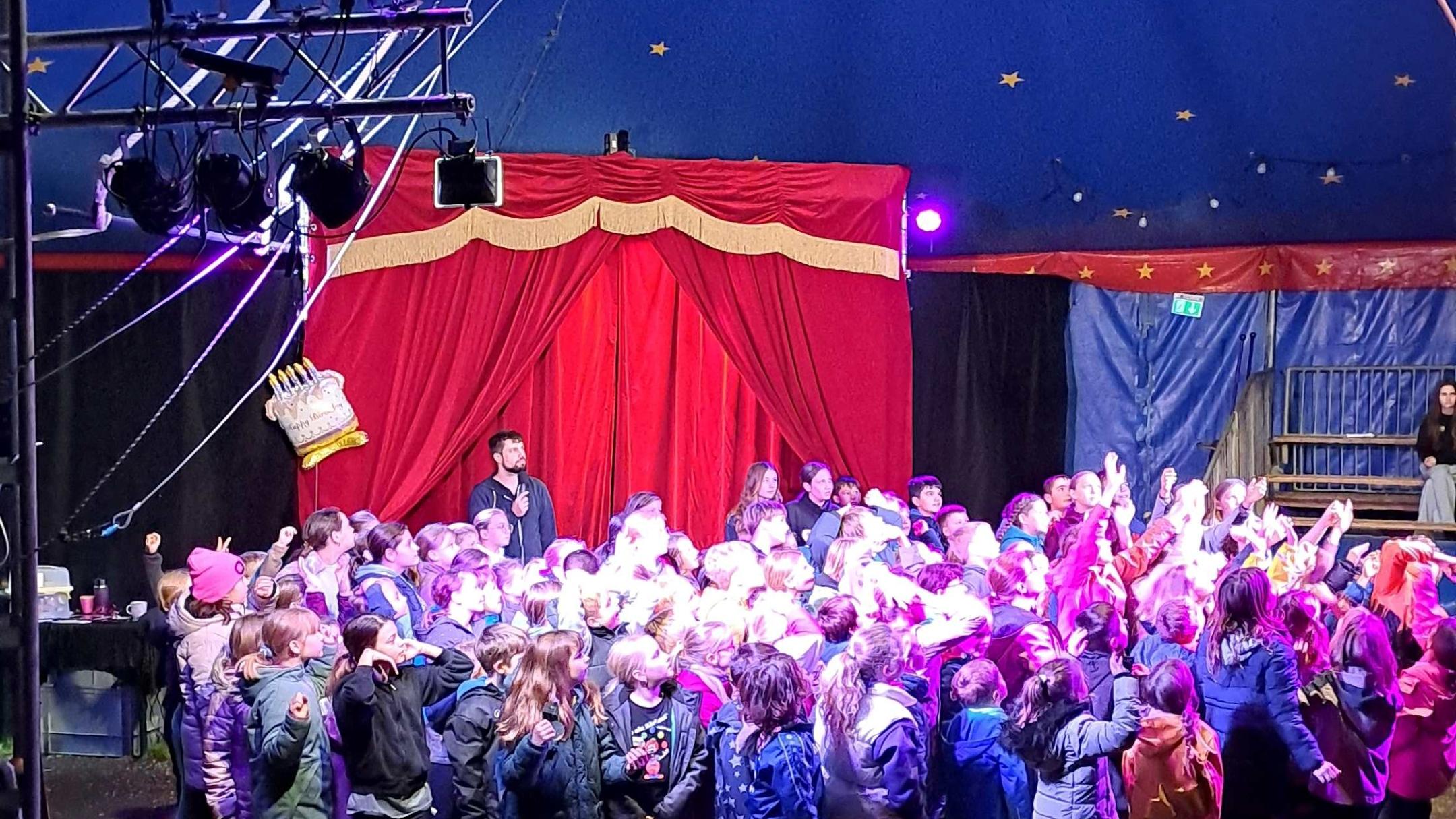 Viele Kinder in der Manege