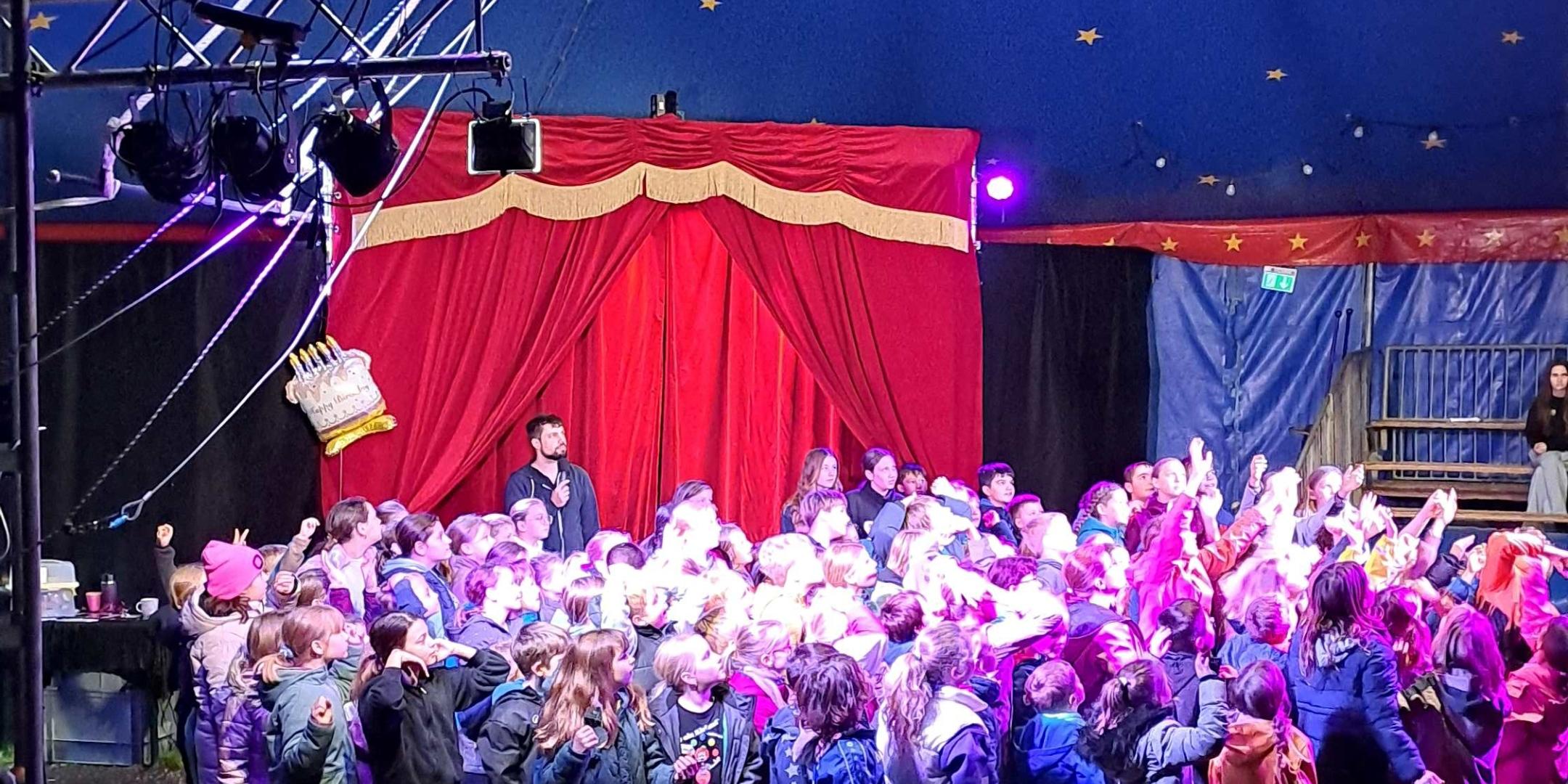 Viele Kinder in der Manege (c) Luisa Maurer Viele Kinder in der Manege