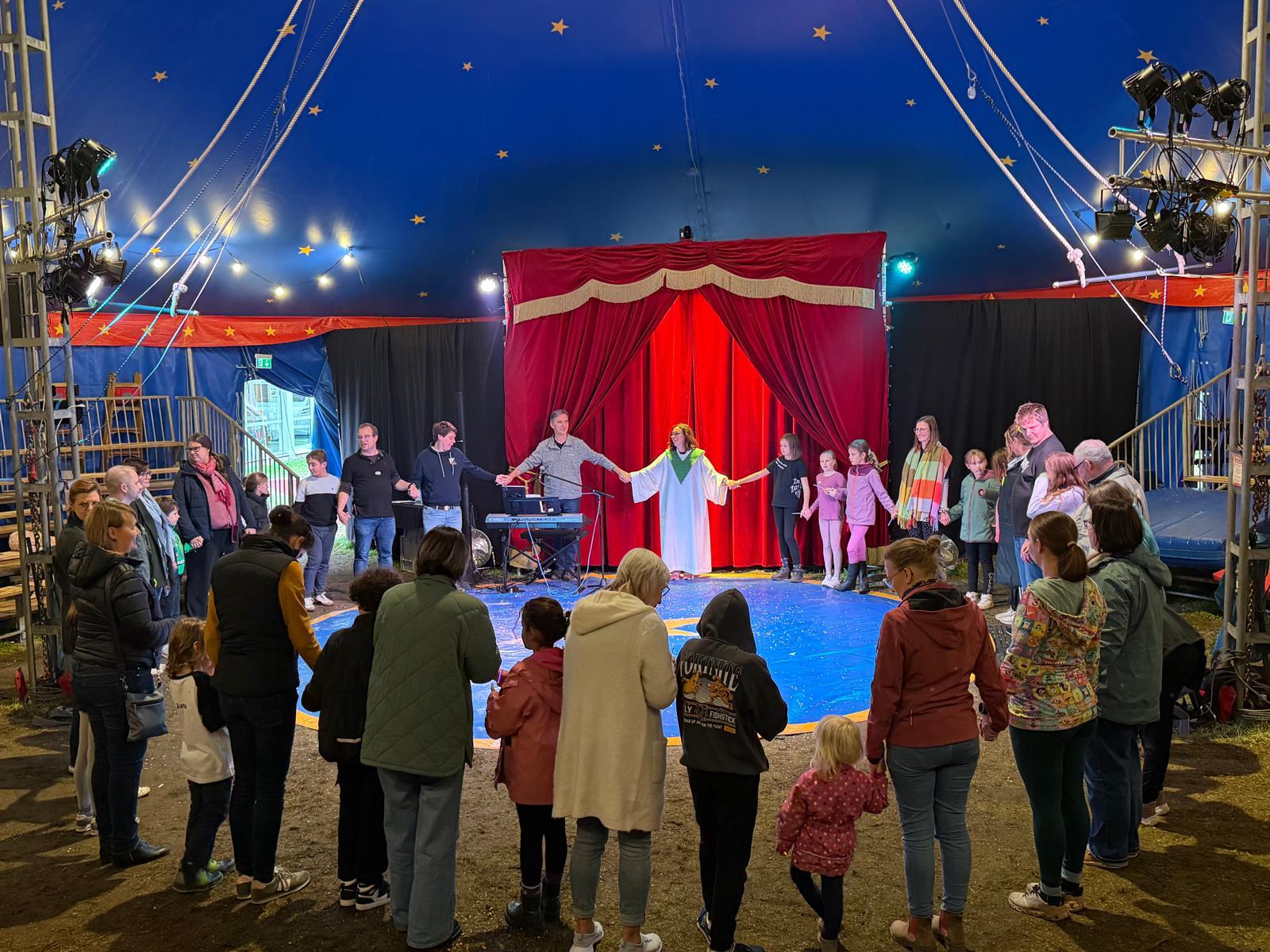 Hand in Hand im Zirkuszelt (c) Luisa Maurer Hand in Hand im Zirkuszelt