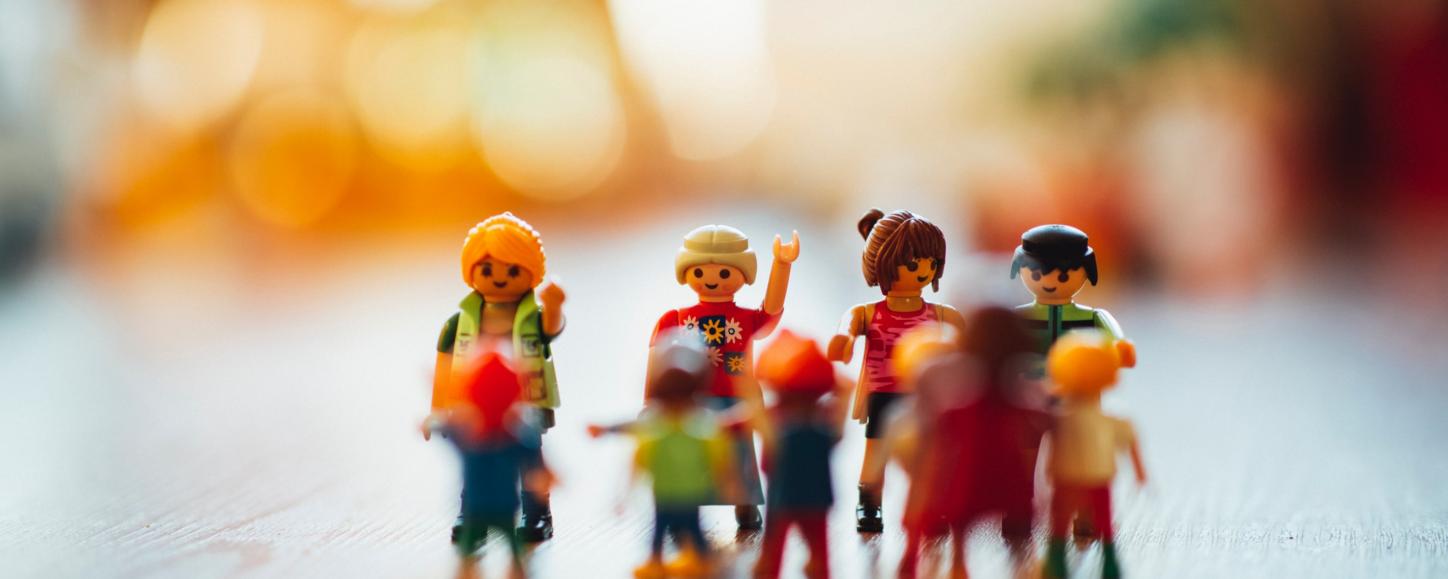 Man sieht eine Gruppe Playmobilmenschen zusammen stehend