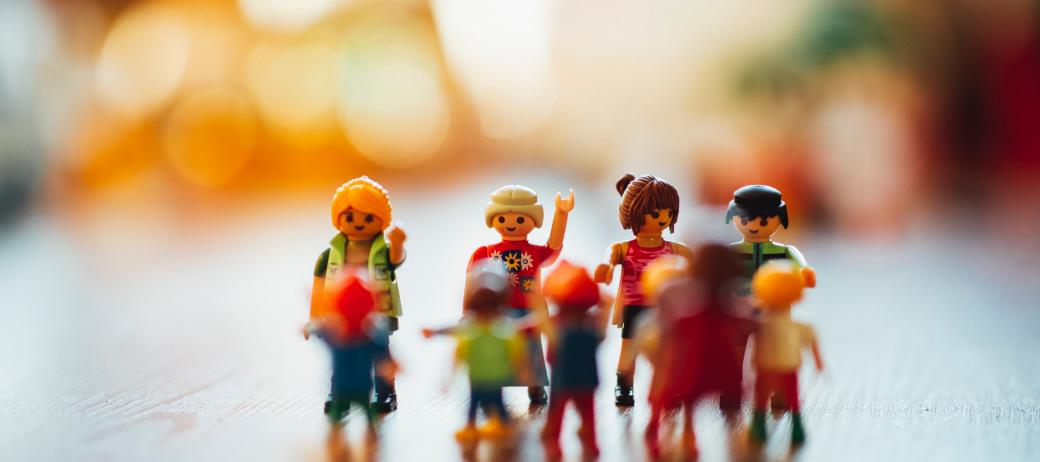 Man sieht eine Gruppe Playmobilmenschen zusammen stehend