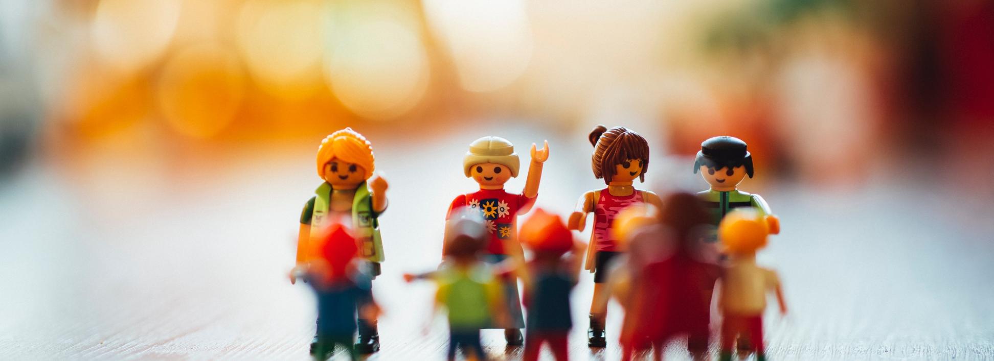 Man sieht eine Gruppe Playmobilmenschen zusammen stehend