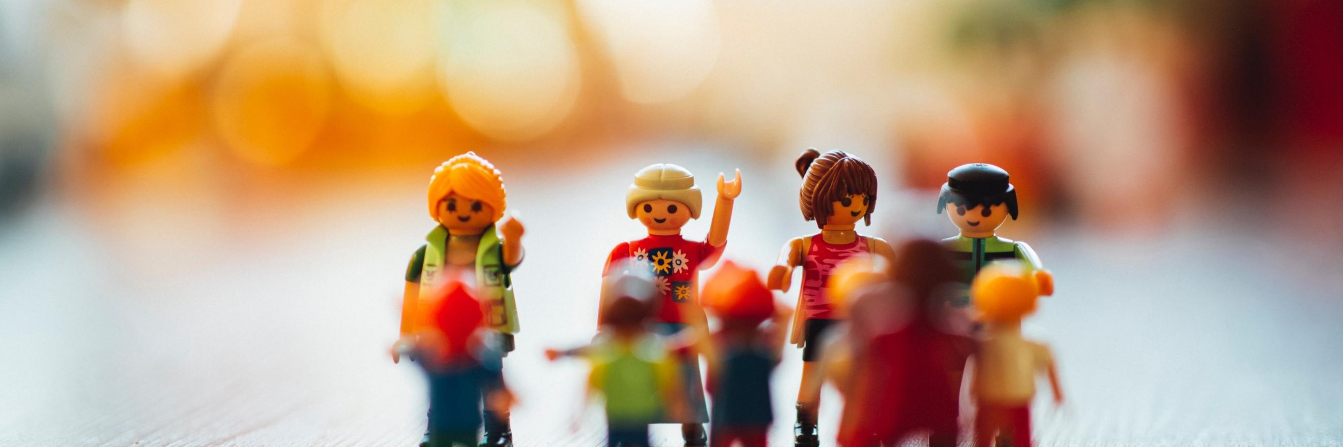 Man sieht eine Gruppe Playmobilmenschen zusammen stehend