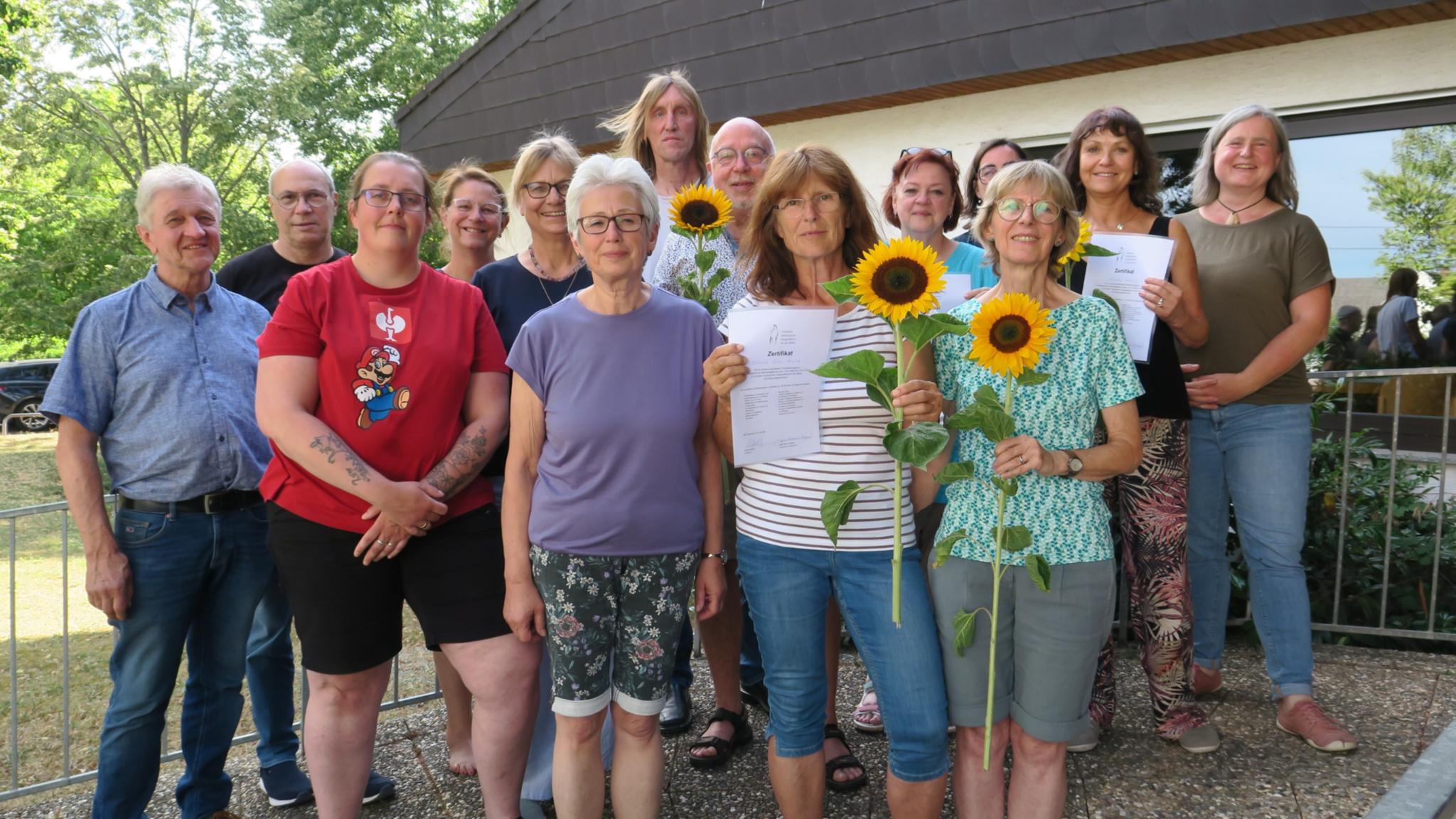 Hospizdienst-Koordinatorin Jana Morenz-Meyer (re.), ihre Kollegen Thomas Honrath und Nicole Setz (hinten li.) sowie Pfarrerin Andrea Moritz (2. Reihe, 2. v. li.) gemeinsam mit den neuen ehrenamtlichen Begleiterinnen und Begleitern.