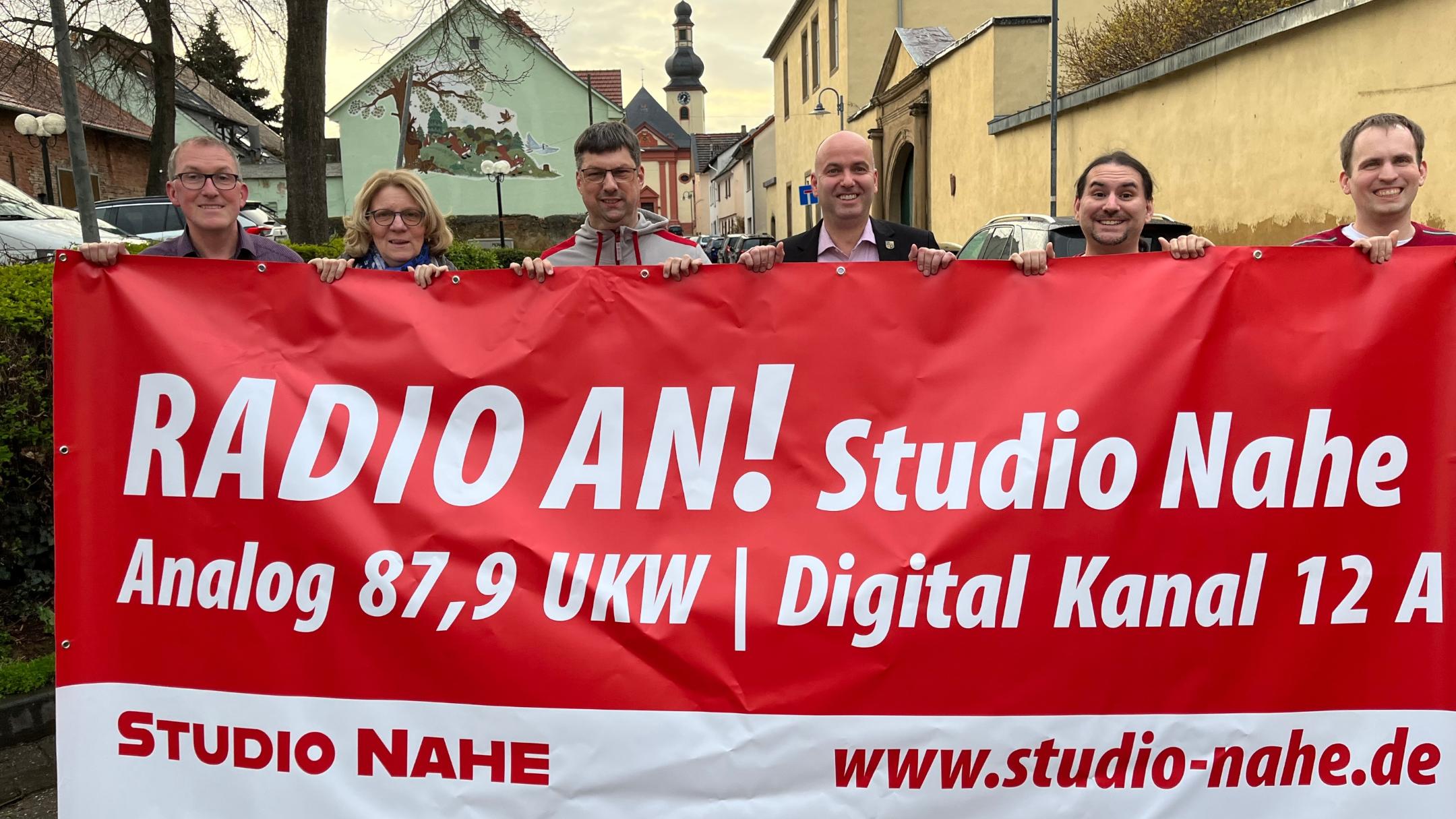 Seit 20 Jahren funkt das Pfarr-Radio-Team um Michael Pauken (3.v.li.) über UKW aus dem Bretzenheimer Kirchturm.